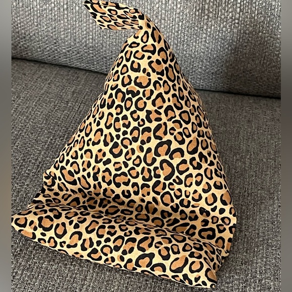 Phone Pillow Stand Lepoard design fabric - Picture 2 of 3